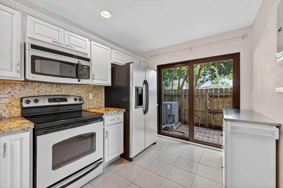 TOWNHOMES OF LIGHTHOUSE POINT - Residential