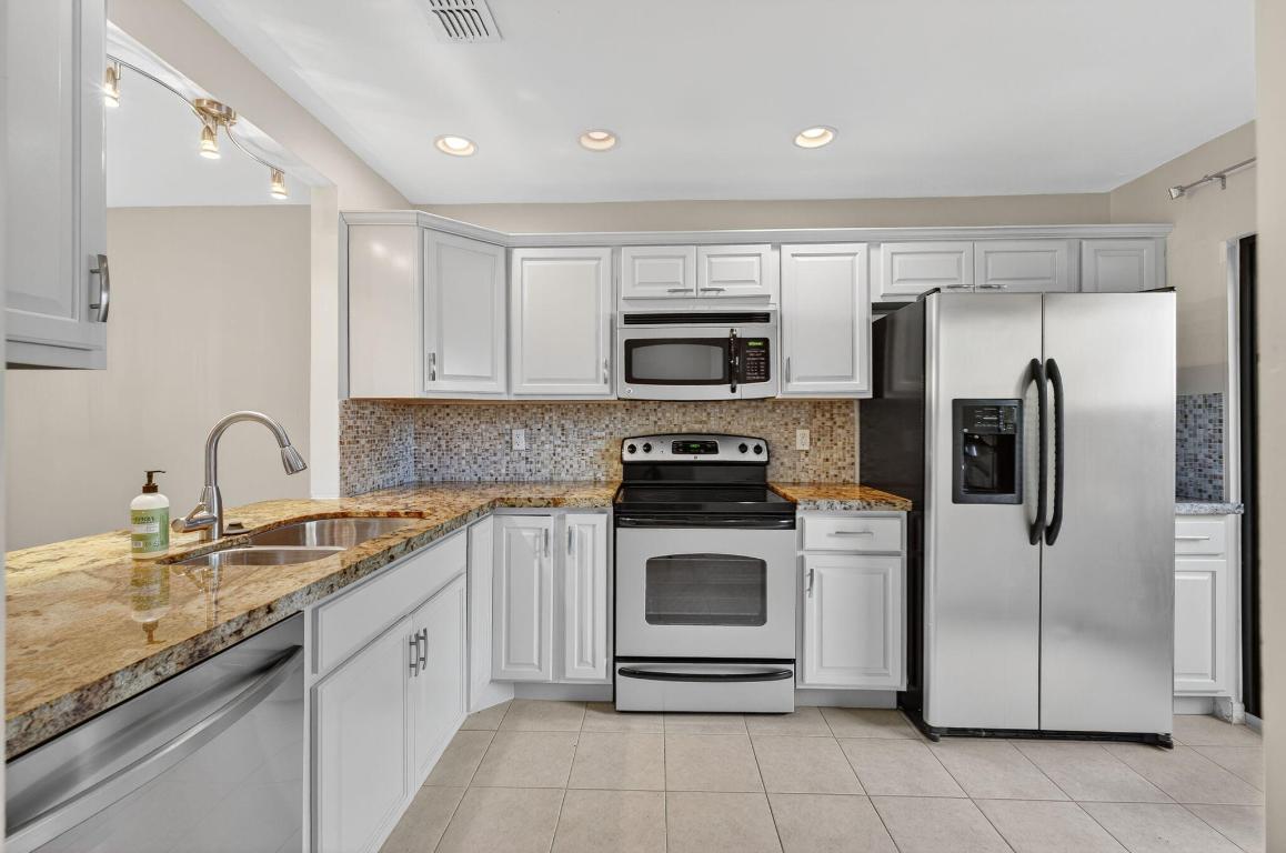 TOWNHOMES OF LIGHTHOUSE POINT - Residential