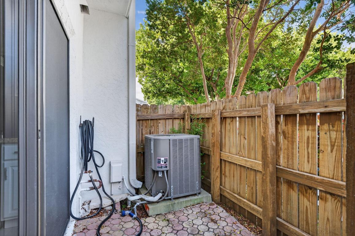 TOWNHOMES OF LIGHTHOUSE POINT - Residential