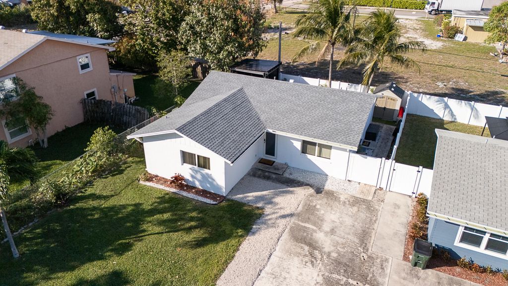 Photo of 119 SE 5th Street, Delray Beach, FL 33483 (MLS # B26002898)