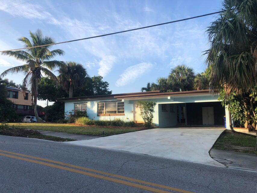 Charming 2 Bedroom home on Skyline Drive. Updated Kitchen, brand new bathroom, 2 spacious bedrooms. 2 car carport, back patio with lots of shade trees, large corner lot. A short bike ride to downtown Jensen Beach area, 6 minute drive to the beach!