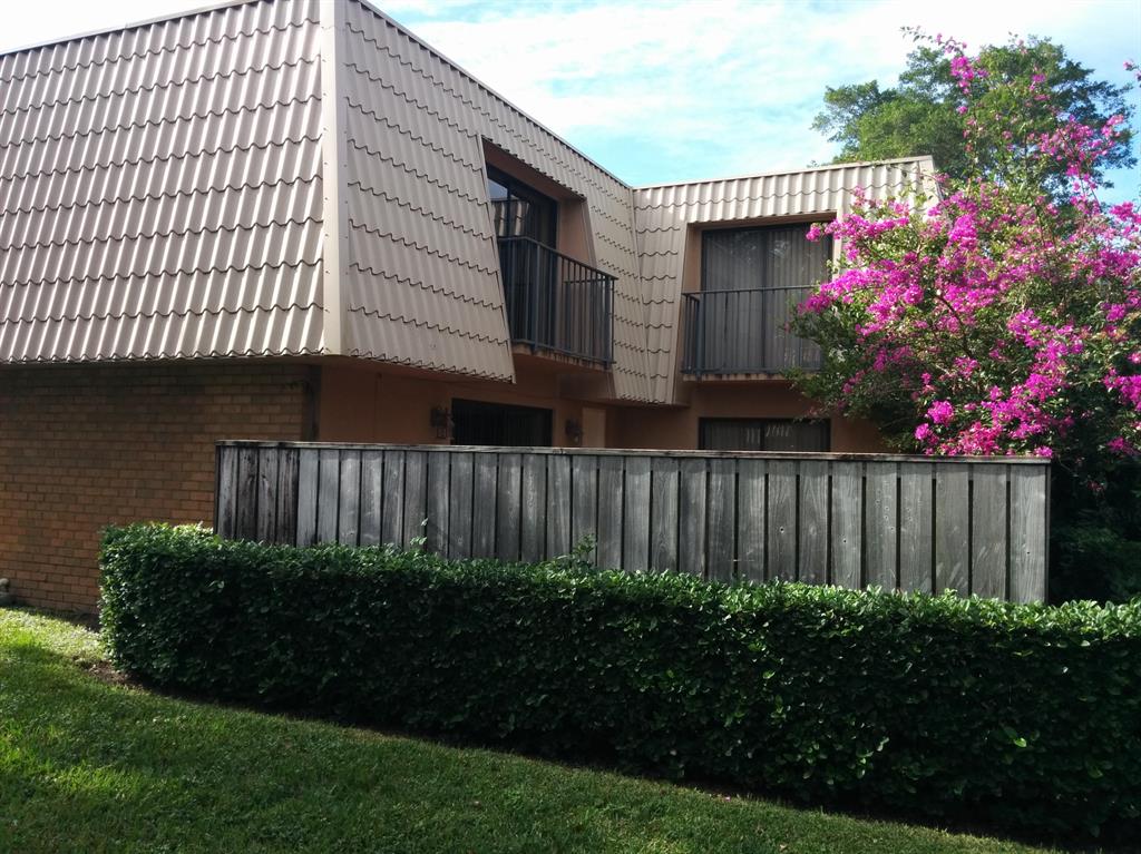 BEAUTIFUL 2/2.5 TOWNHOUSE WITH LARGE FENCED PATIO IN QUIET SANDALWOOD LAKES. WATER AND TRASH INCLUDED IN RENT. CLOSE TO I-95, CLEMATIS, CITY PLACE, BEACH, AND PALM BEACH OUTLET. GREAT DEAL. DO NOT MISS IT!