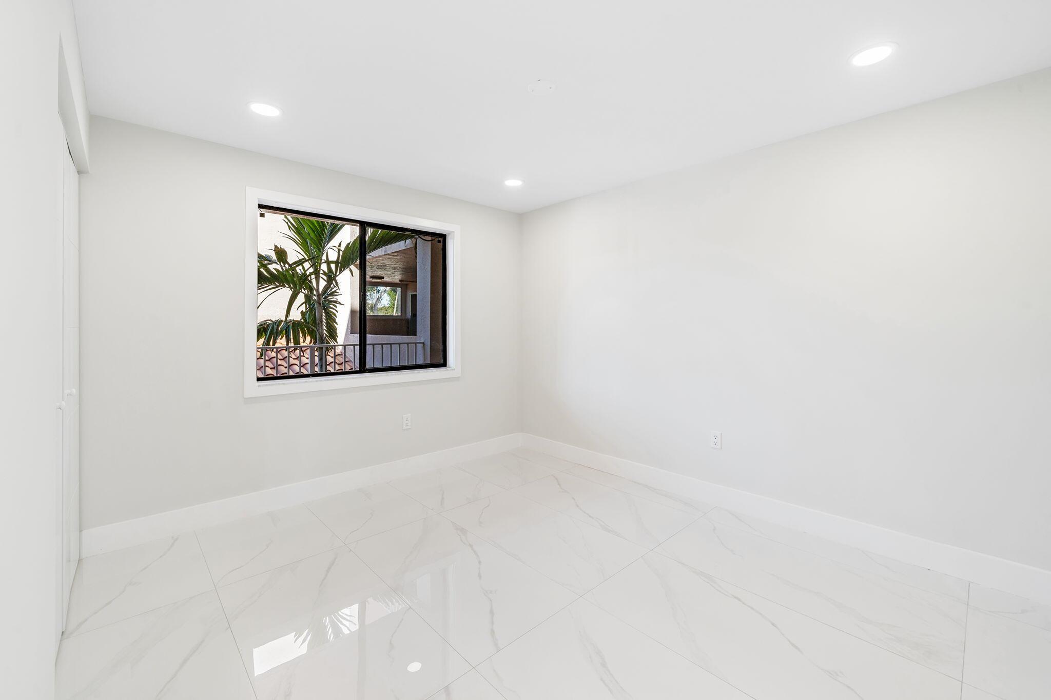 HUNTINGTON POINTE - Residential