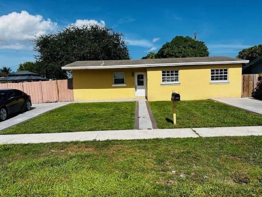 Fully Renovated One-Bedroom Efficiency – All Utilities Included
Move-in ready and beautifully updated, this one-bedroom efficiency features a spacious and modern bathroom, a full kitchen, and stylish finishes throughout.