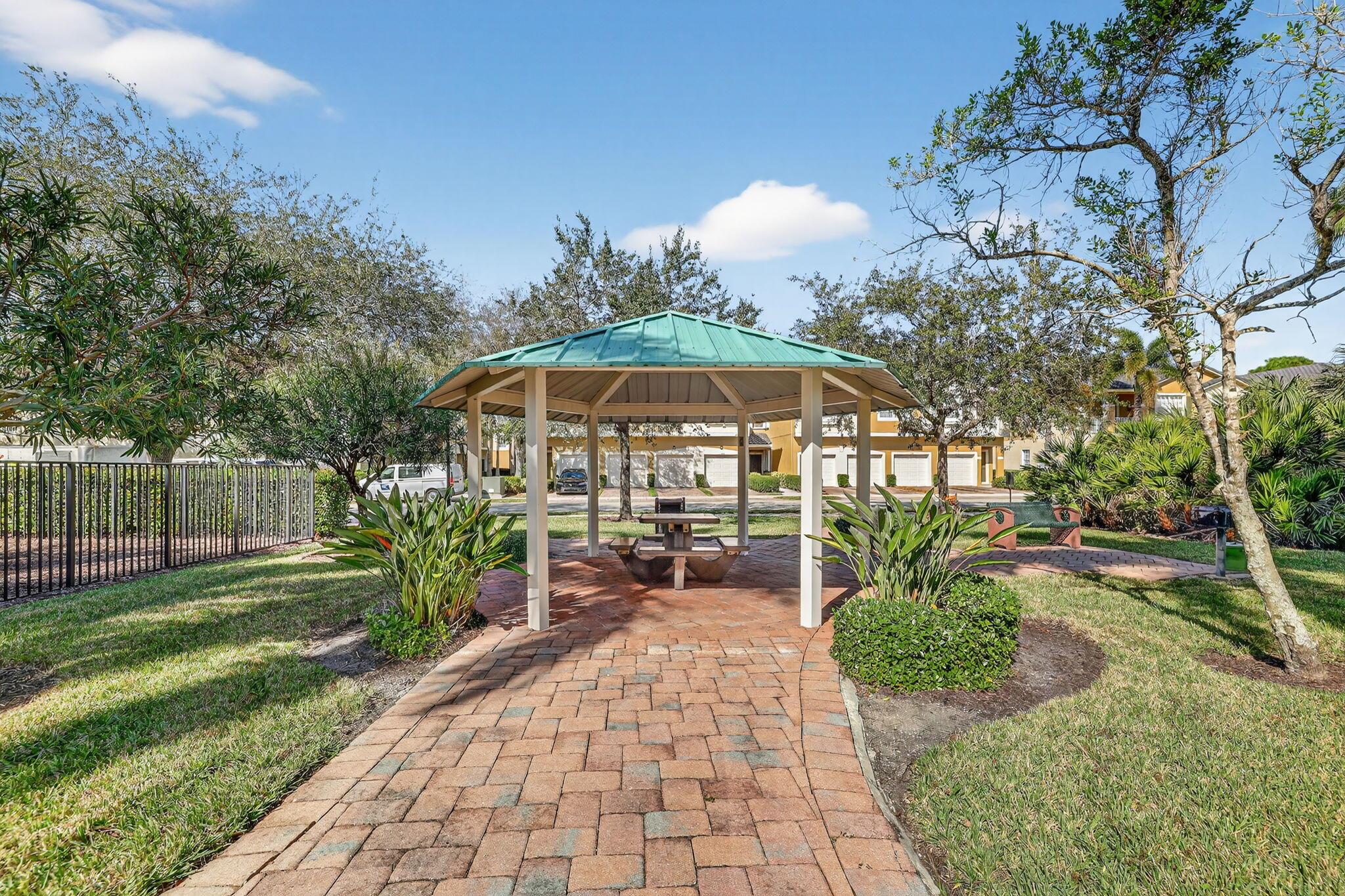 LEXINGTON LAKES - Residential