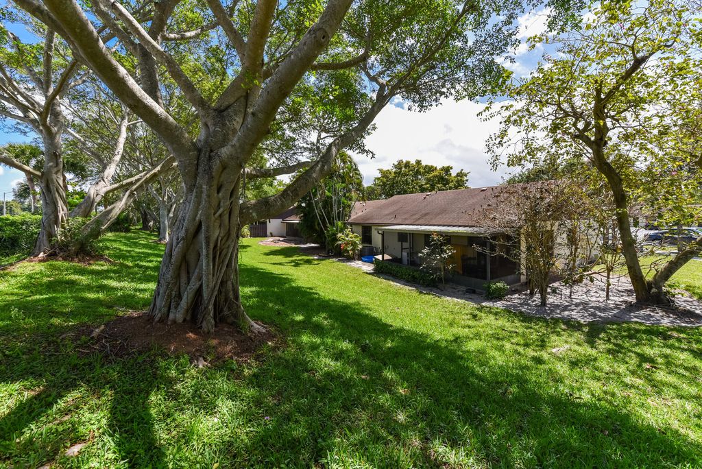 Photo of 65 Via De Casas Norte, Boynton Beach, FL 33426 (MLS # R10972321)