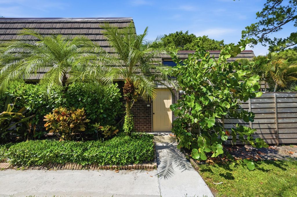 Photo of 1519 15th Terrace, Palm Beach Gardens, FL 33418 (MLS # B26022615)