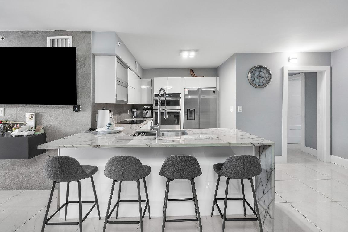 HYPOLUXOS MARINERS CAY CONDO - Residential