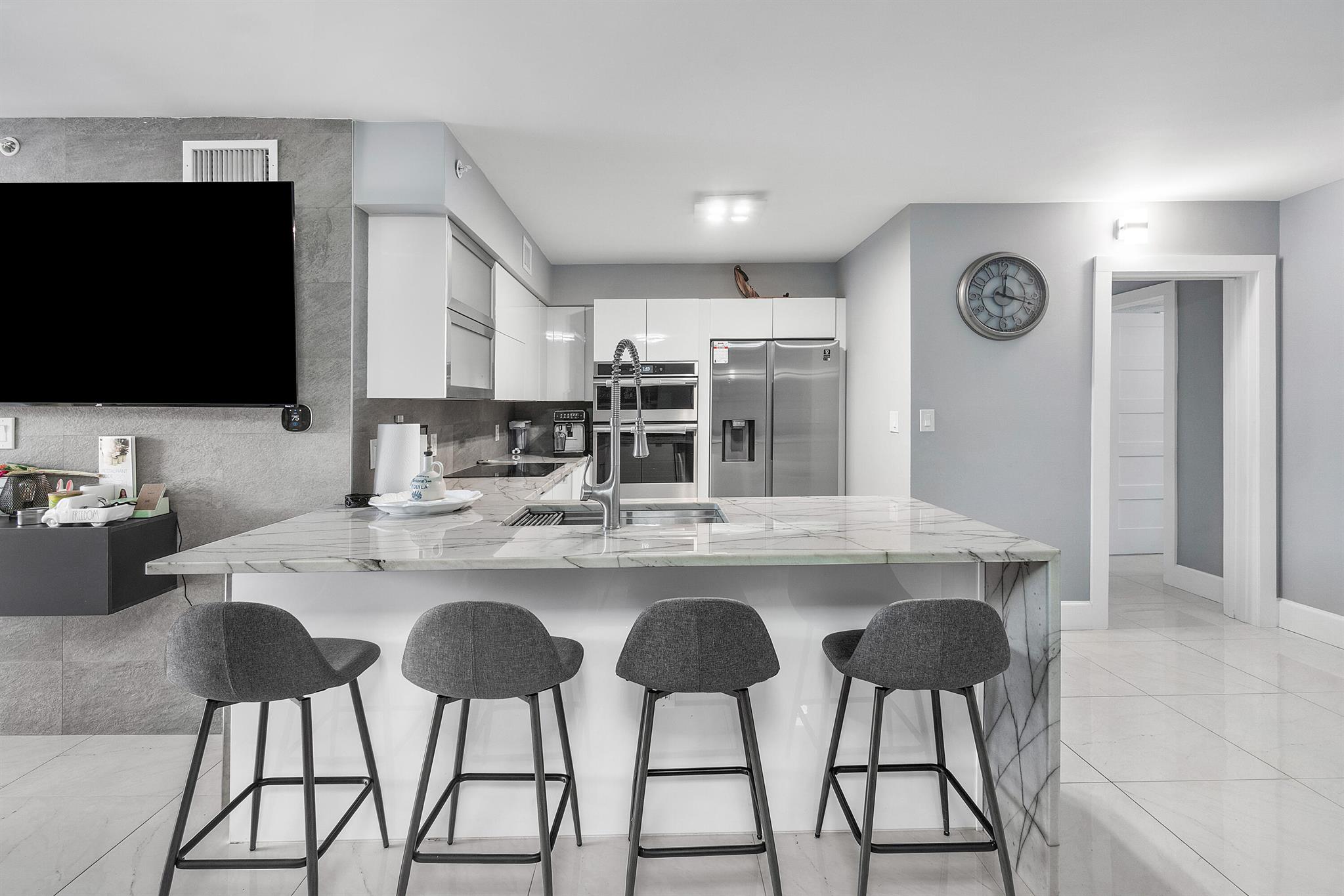 HYPOLUXOS MARINERS CAY CO - Residential