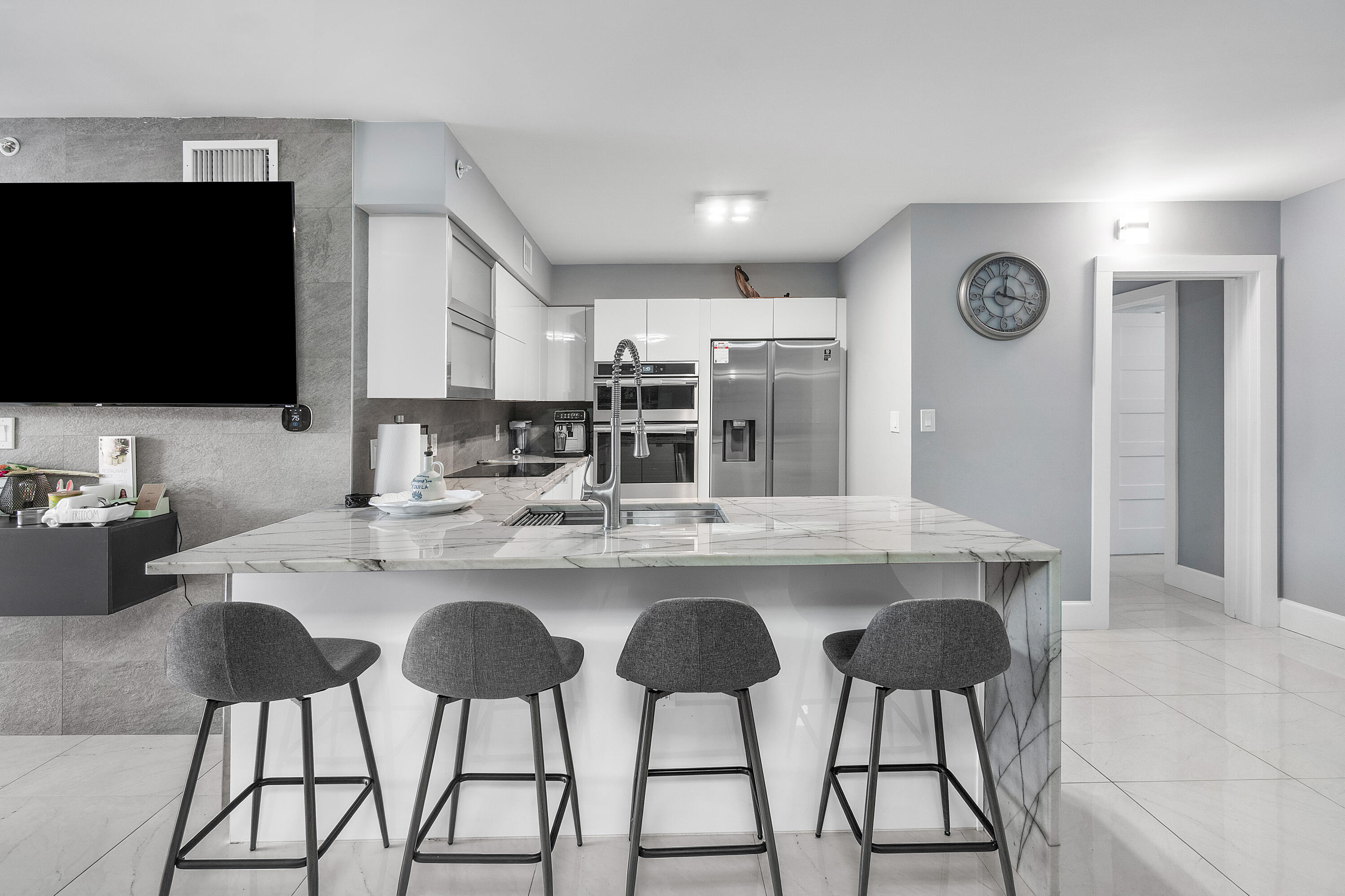 HYPOLUXOS MARINERS CAY CONDO - Residential