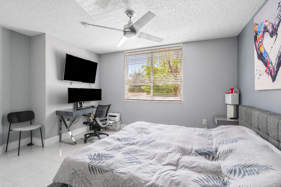 HYPOLUXOS MARINERS CAY CONDO - Residential