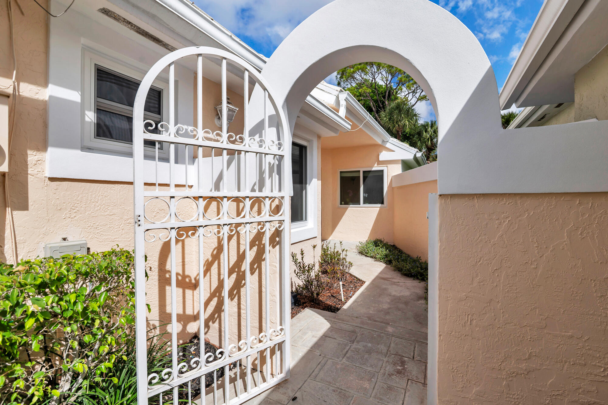 9213 Heathridge Drive