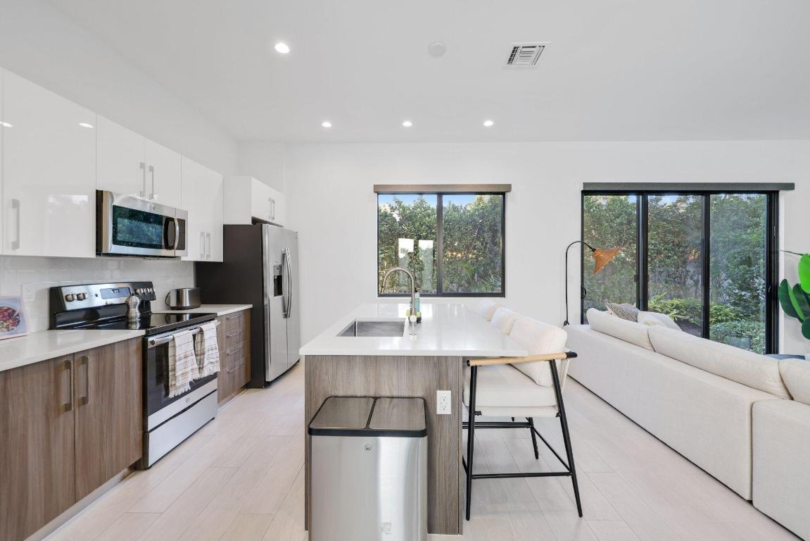 DELRAY 7 TOWNHOMES - Residential Lease