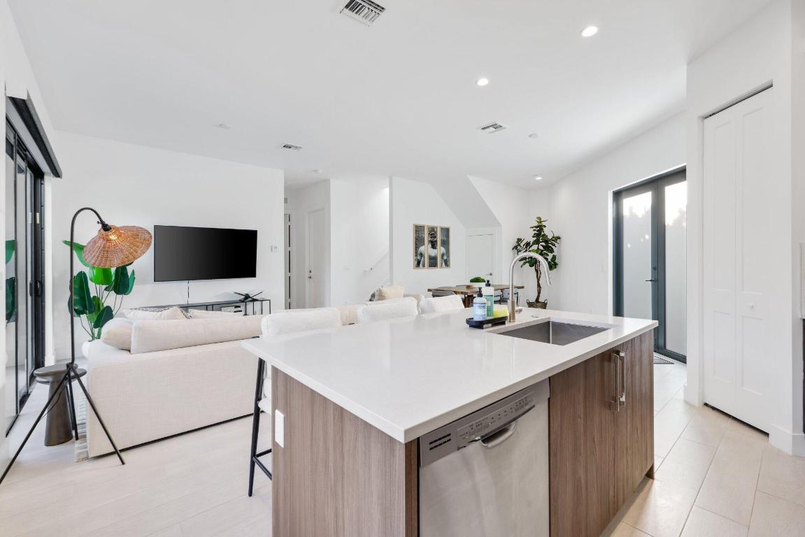 DELRAY 7 TOWNHOMES - Residential Lease