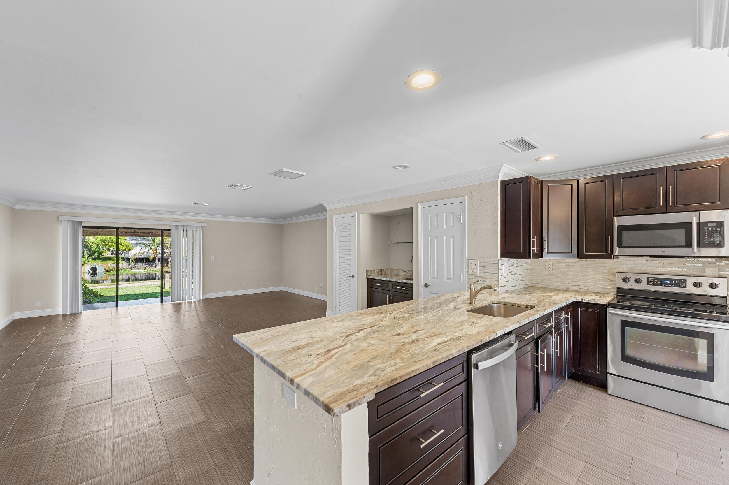 455 Canal Point N 108, Delray Beach, FL, 33444/$322,500 4 455 Canal Point N 108