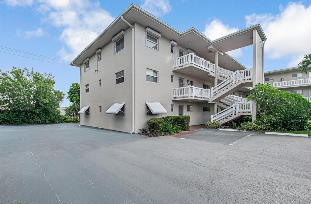 Properties 2855 GARDEN Drive S 102