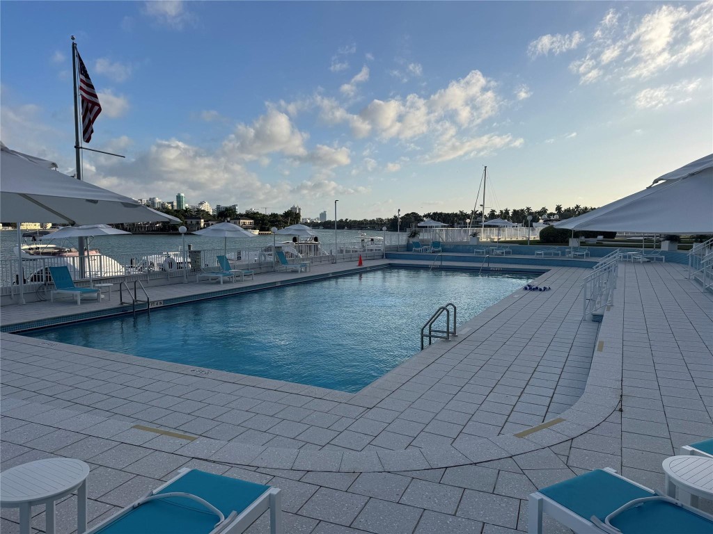 KING COLE CONDO - Residential