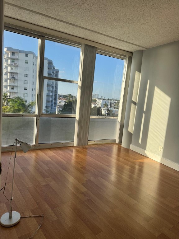 KING COLE CONDO - Residential