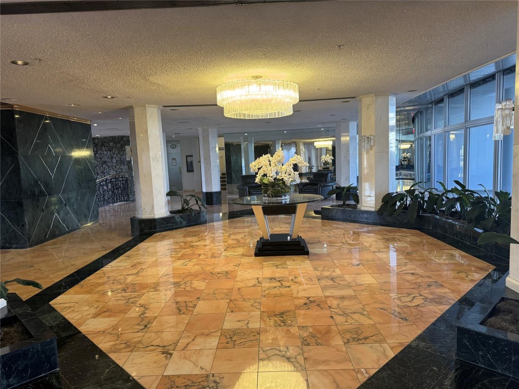 KING COLE CONDO - Residential
