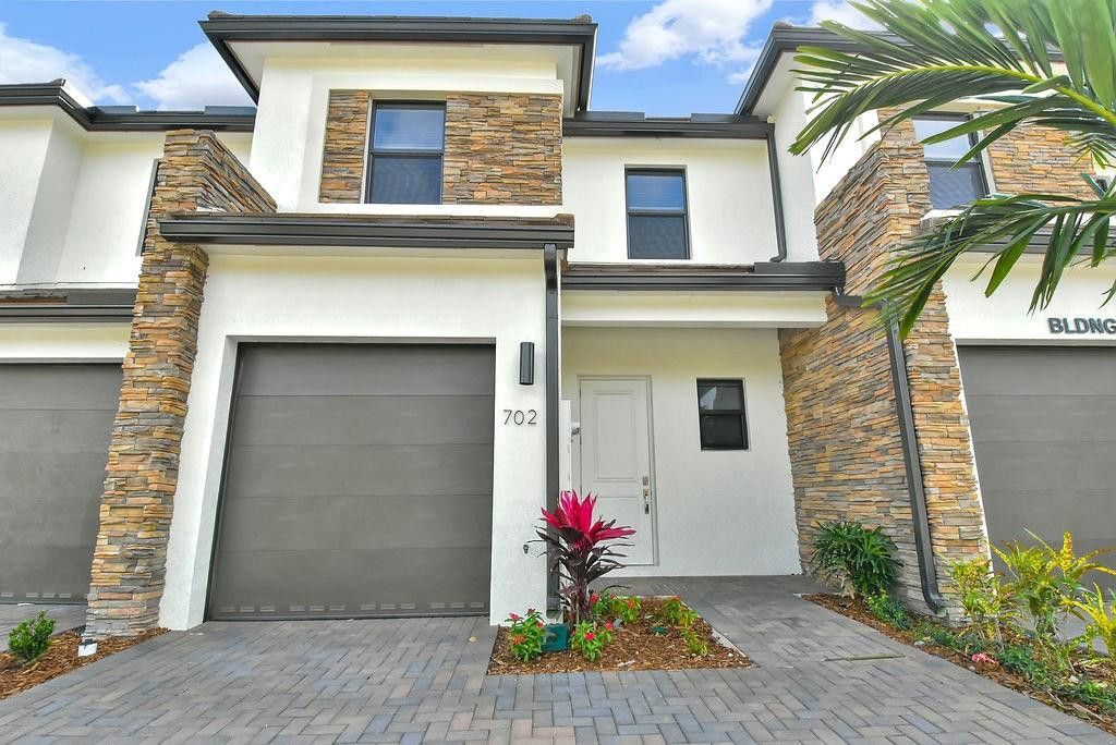 Photo of 4074 Highland Oaks Drive, Pompano Beach, FL 33069 (MLS # B26027147)
