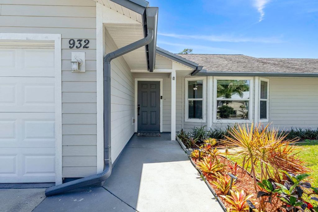 Photo of 932 SE Damask Avenue, Port Saint Lucie, FL 34983 (MLS # R11073620)
