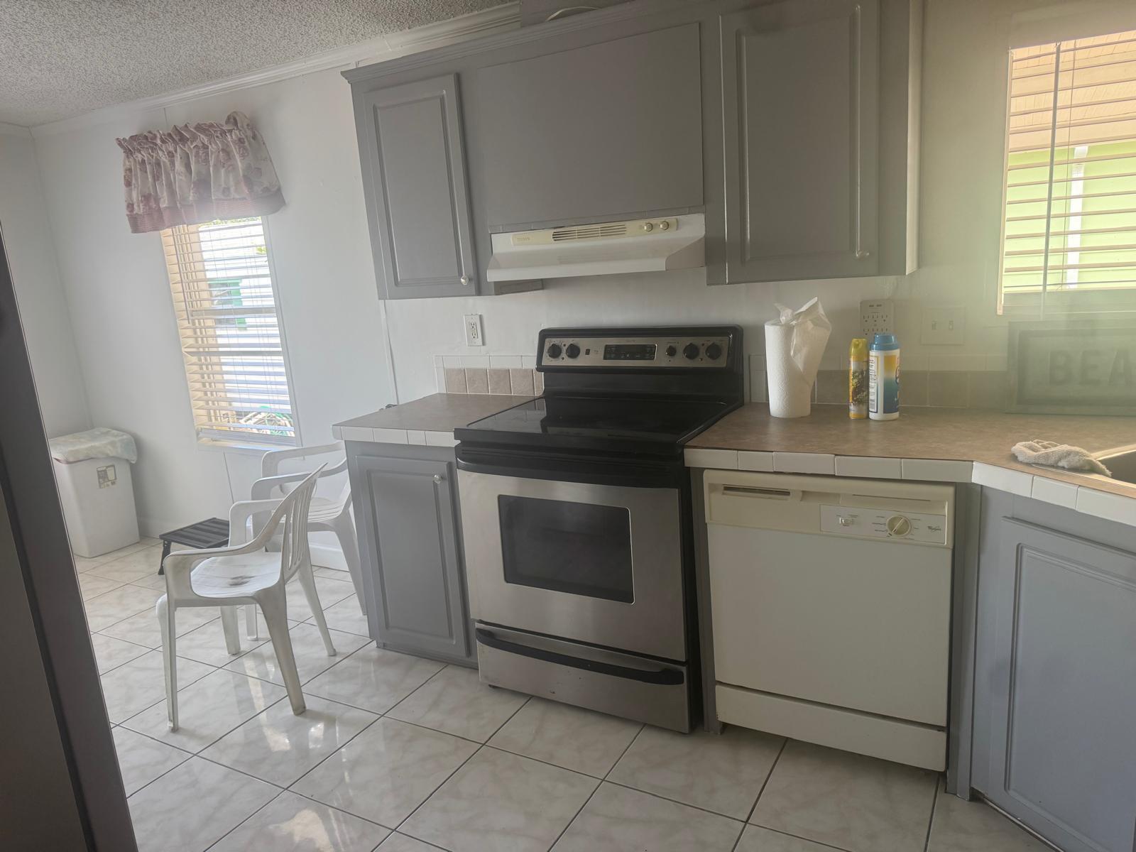 Adorable freshly( total ) ( painted ) upgraded 3 bedroom 2 bath, nice out door deck and longdriveway, you can bring your own boat, enjoyHobe sound fishing. You need to see this Beautiful Modular House, located walking distance to Publix Supermarkets, Restaurantand numerous shops.NO SMOKING INSIDE THE HOUSE.