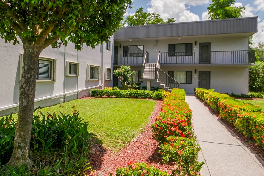 Photo of 15090 Ashland Place #147 E, Delray Beach, FL 33484 (MLS # B26058183)