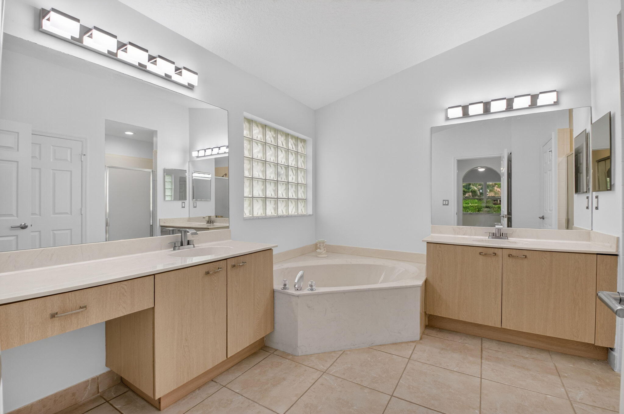 Royal Lakes - Residential