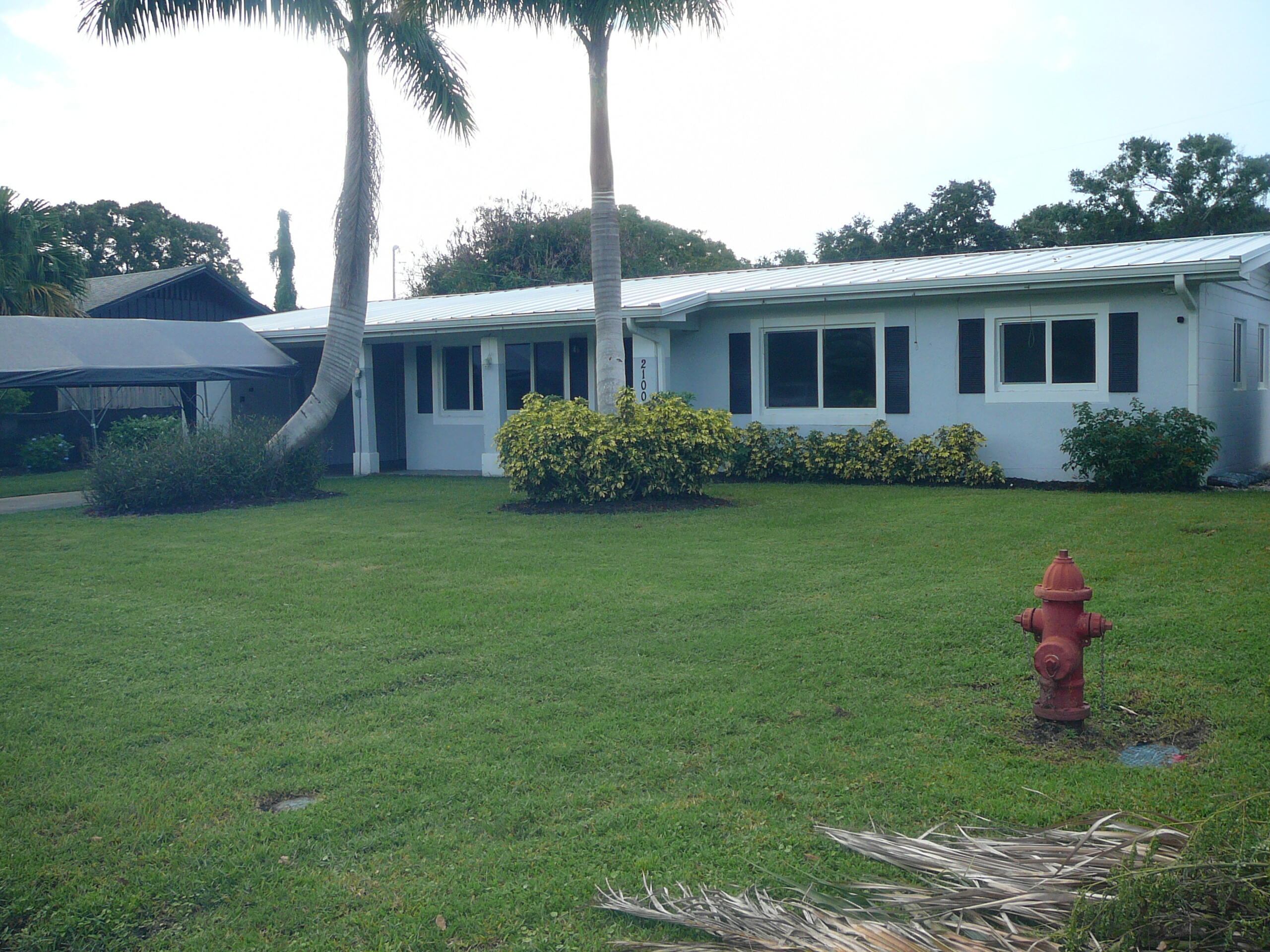 2100 W Esplanade