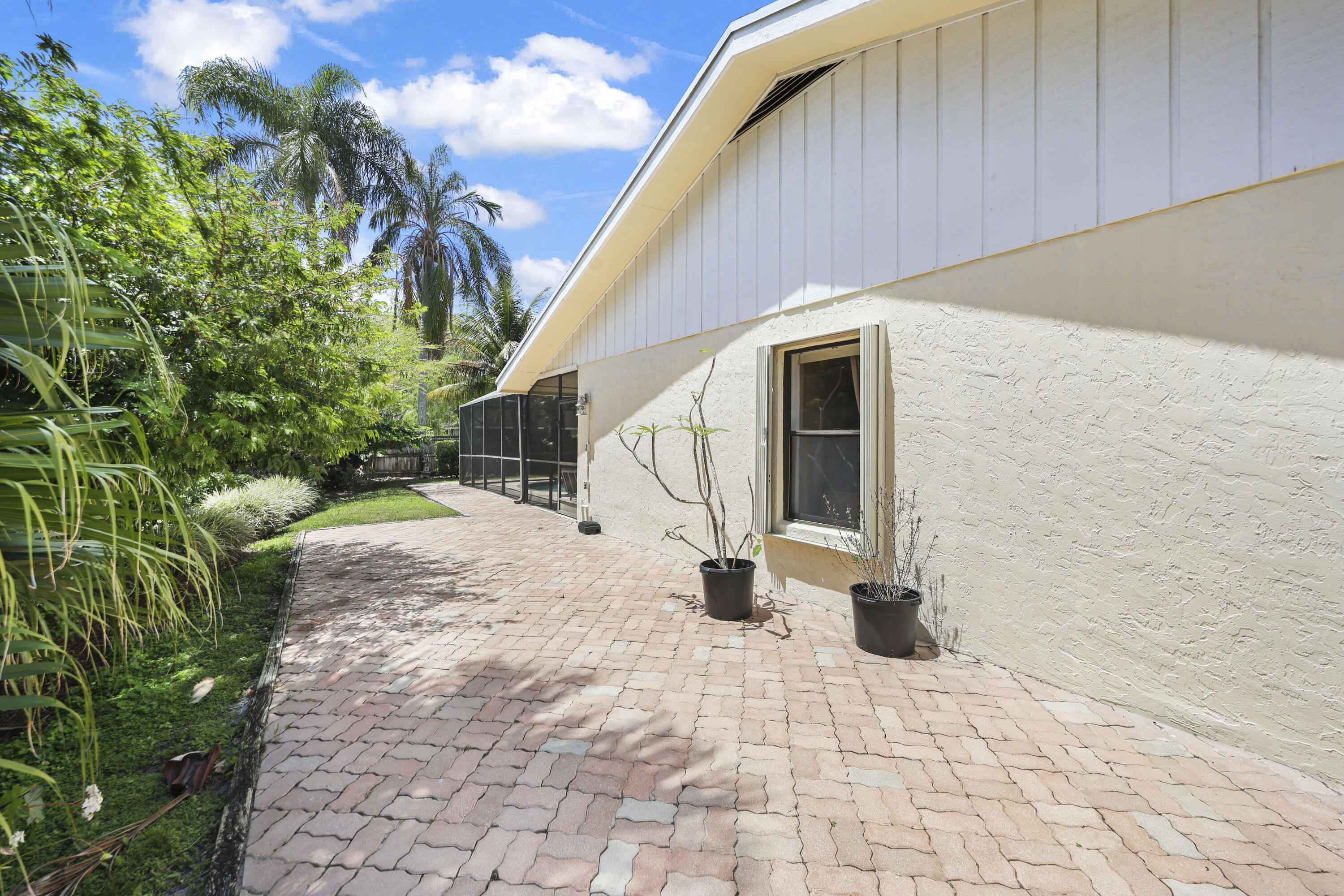 PINEWOOD EAST 2 OF WELLINGTON - Residential