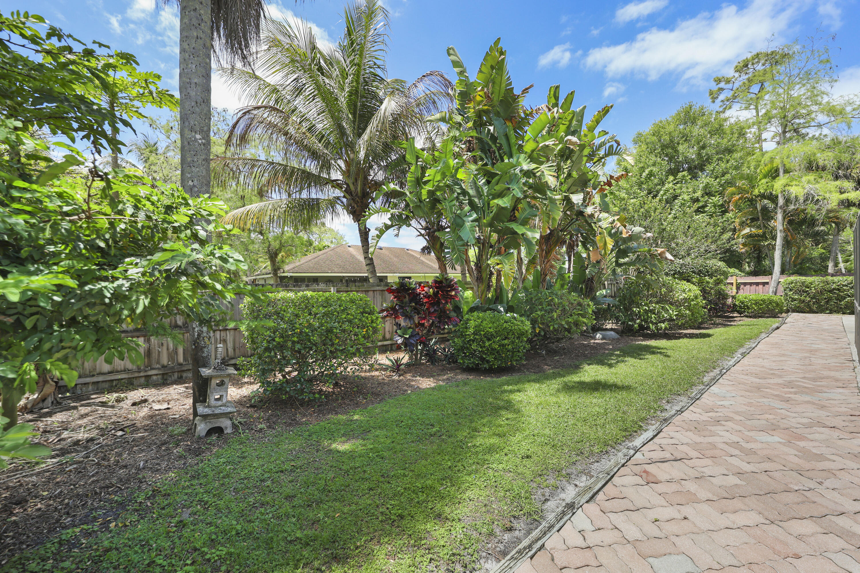 PINEWOOD EAST 2 OF WELLINGTON - Residential