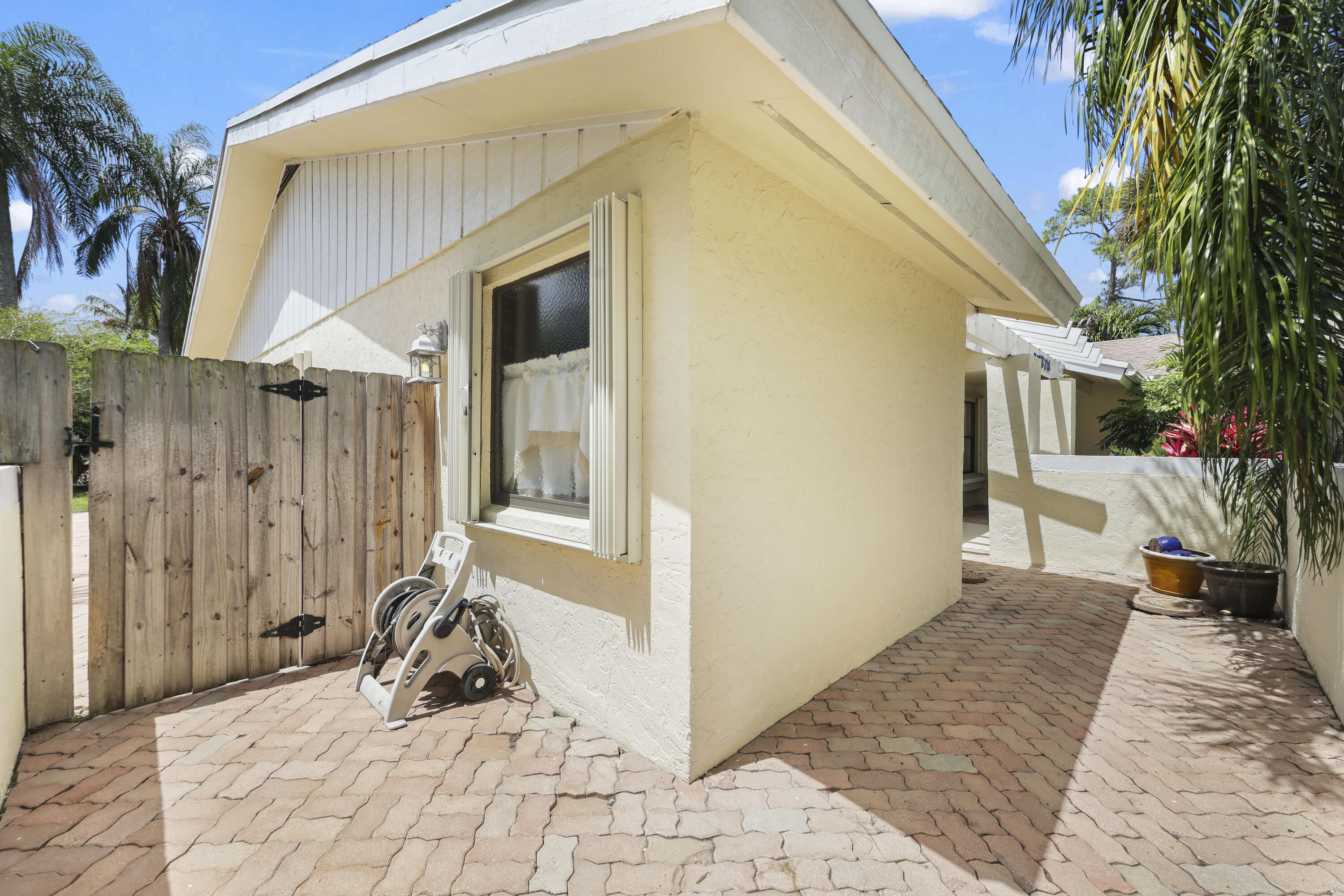 PINEWOOD EAST 2 OF WELLINGTON - Residential