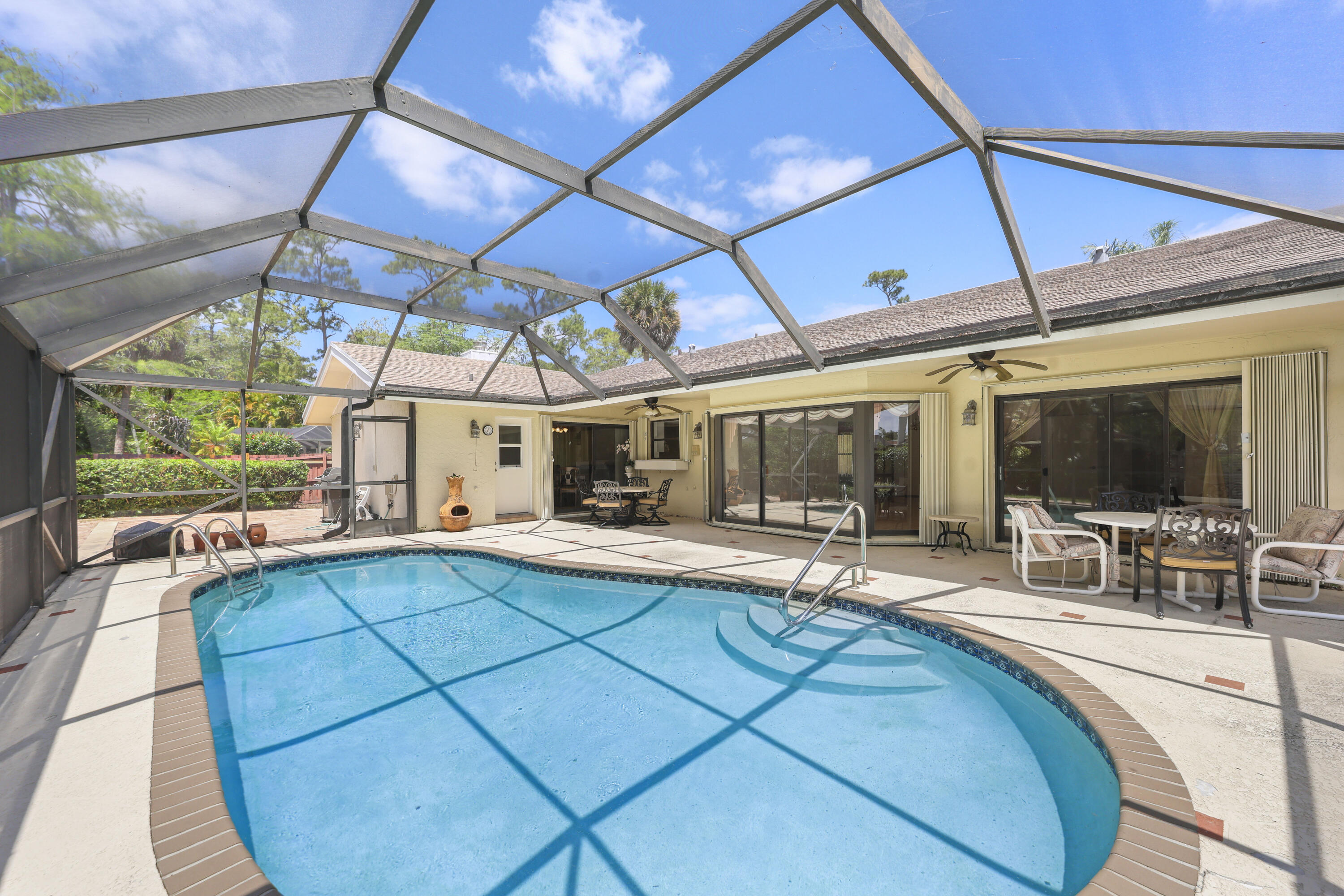 PINEWOOD EAST 2 OF WELLINGTON - Residential