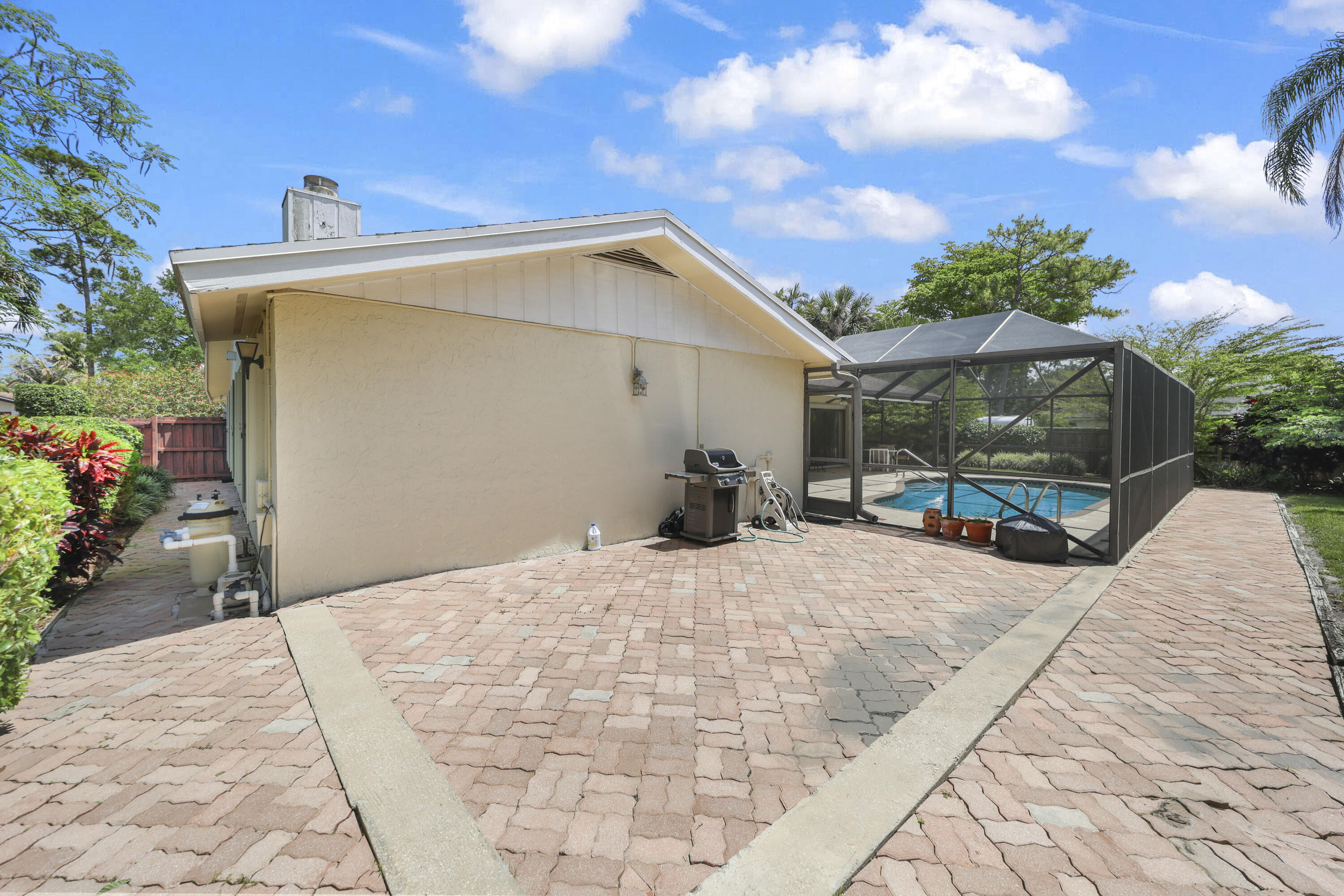 PINEWOOD EAST 2 OF WELLINGTON - Residential