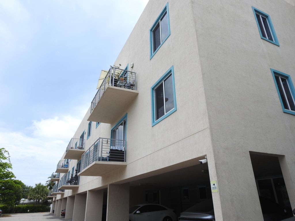 Photo of 1550 NE 34TH Court, Oakland Park, FL 33334 (MLS # B26078553)