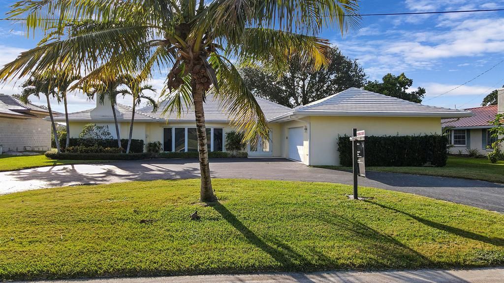 Photo of 237 Fairway W., Tequesta, FL 33469 (MLS # R10761063)