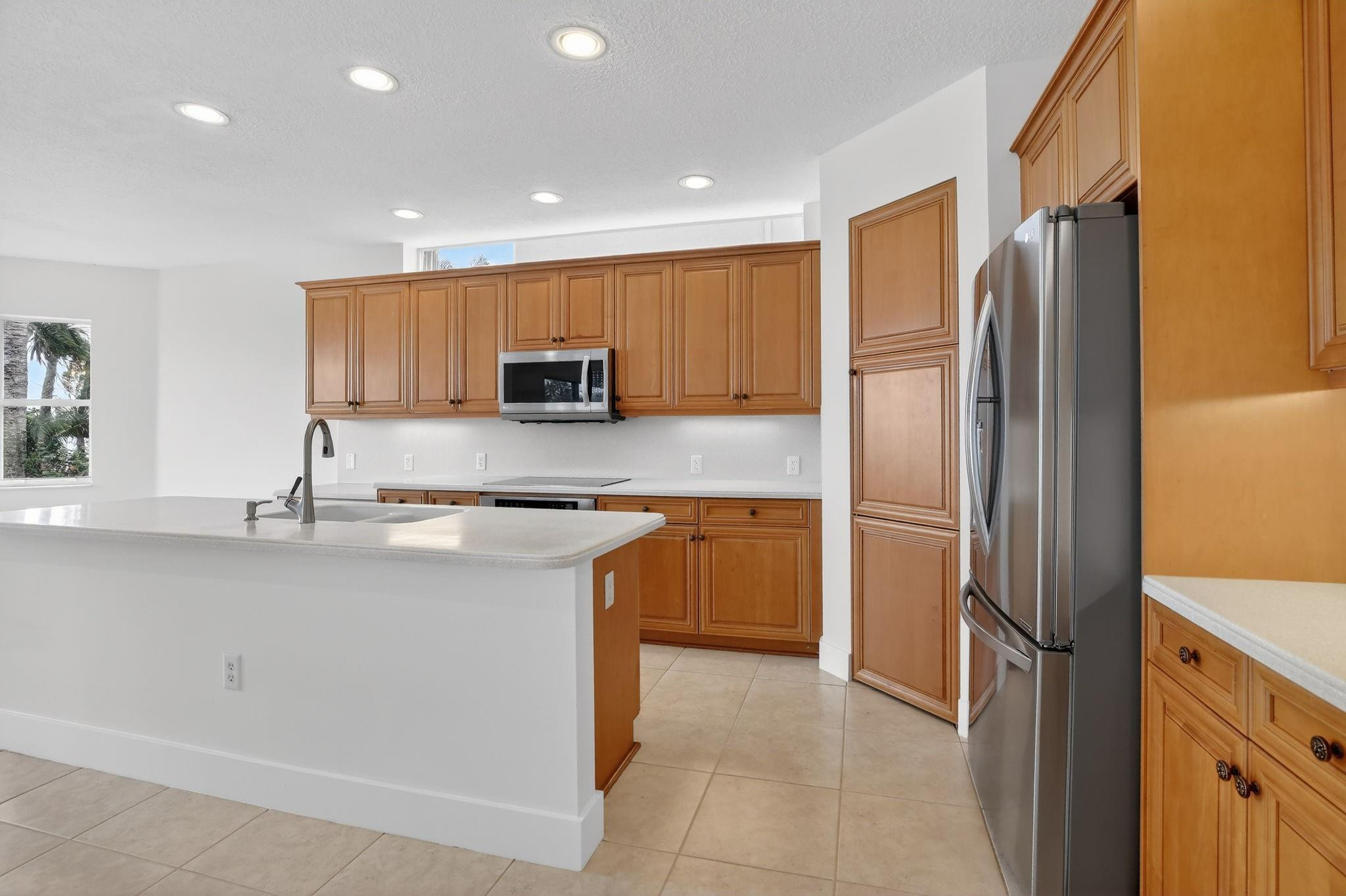 Sessa Eight 168-2 B - Residential