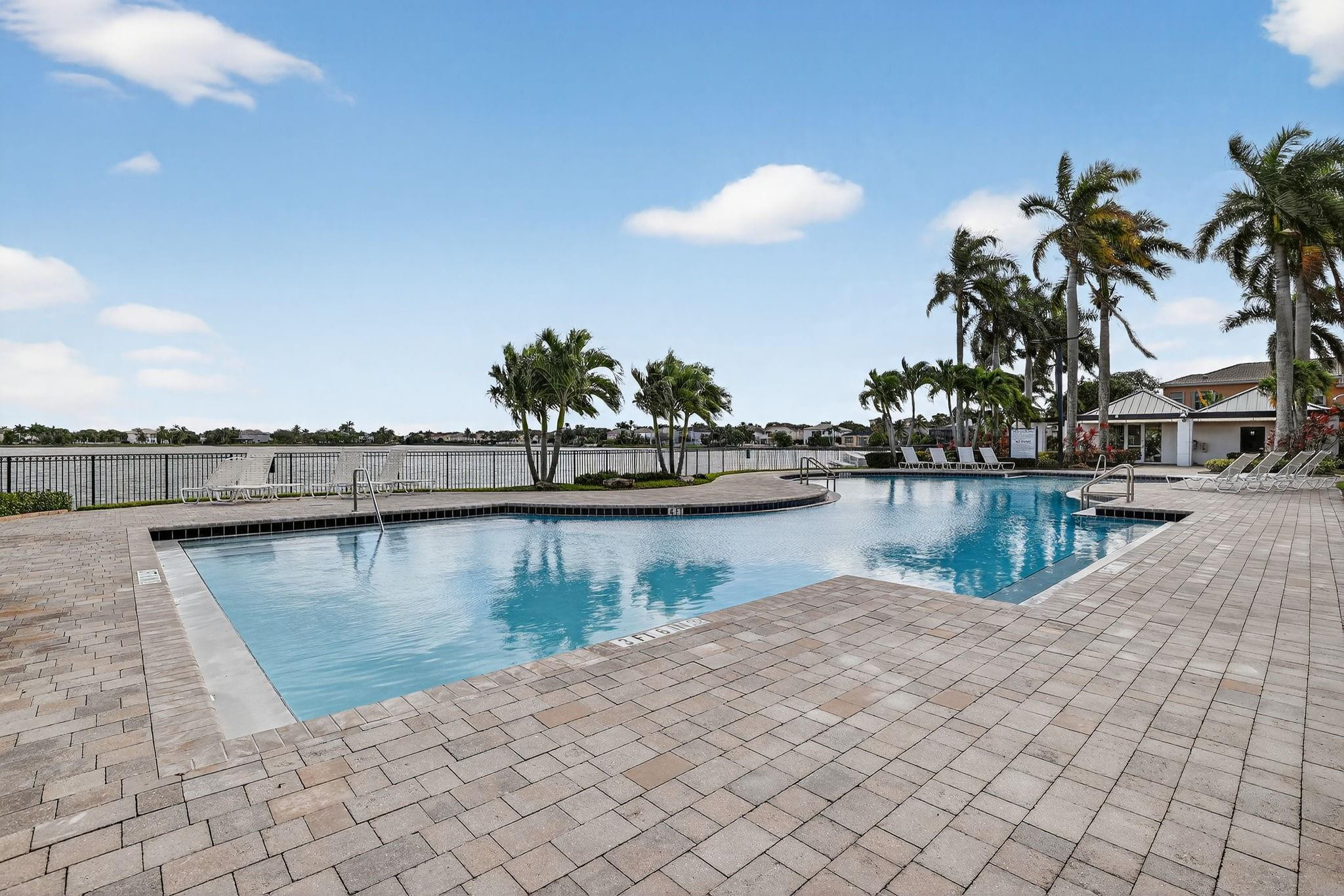 Sessa Eight 168-2 B - Residential