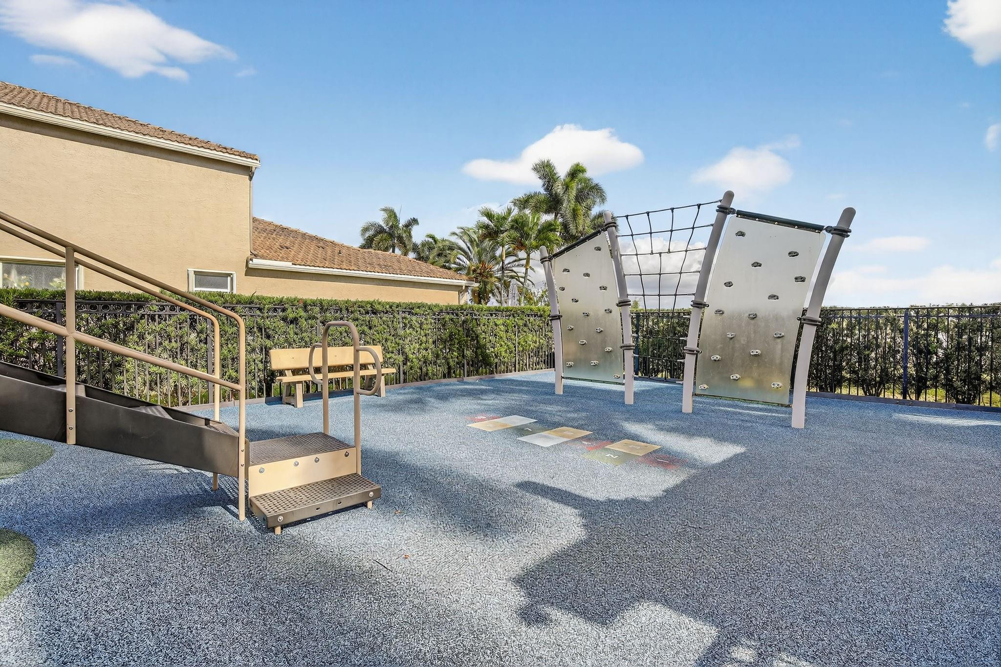 Sessa Eight 168-2 B - Residential