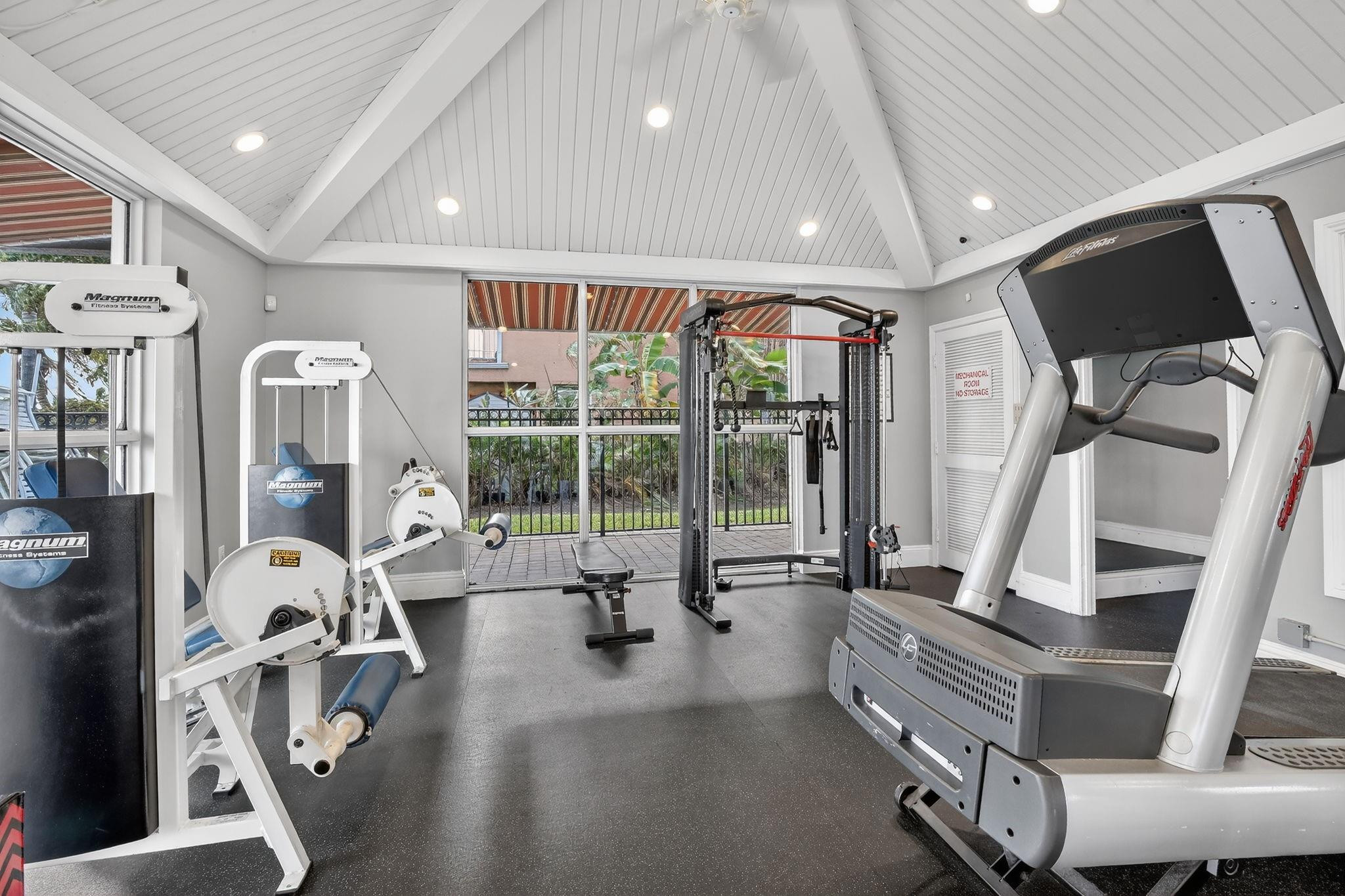 Sessa Eight 168-2 B - Residential