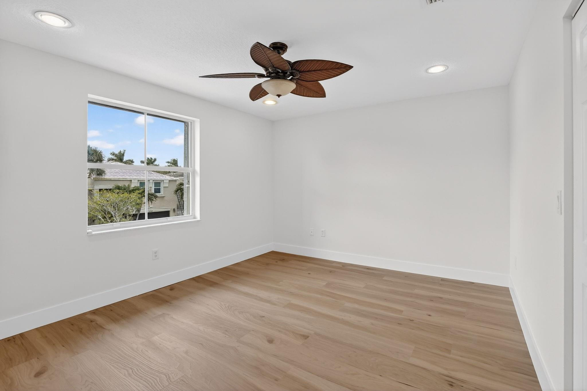 Sessa Eight 168-2 B - Residential