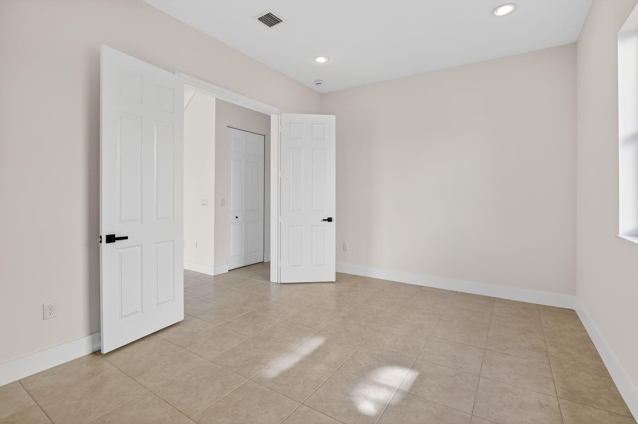 Sessa Eight 168-2 B - Residential