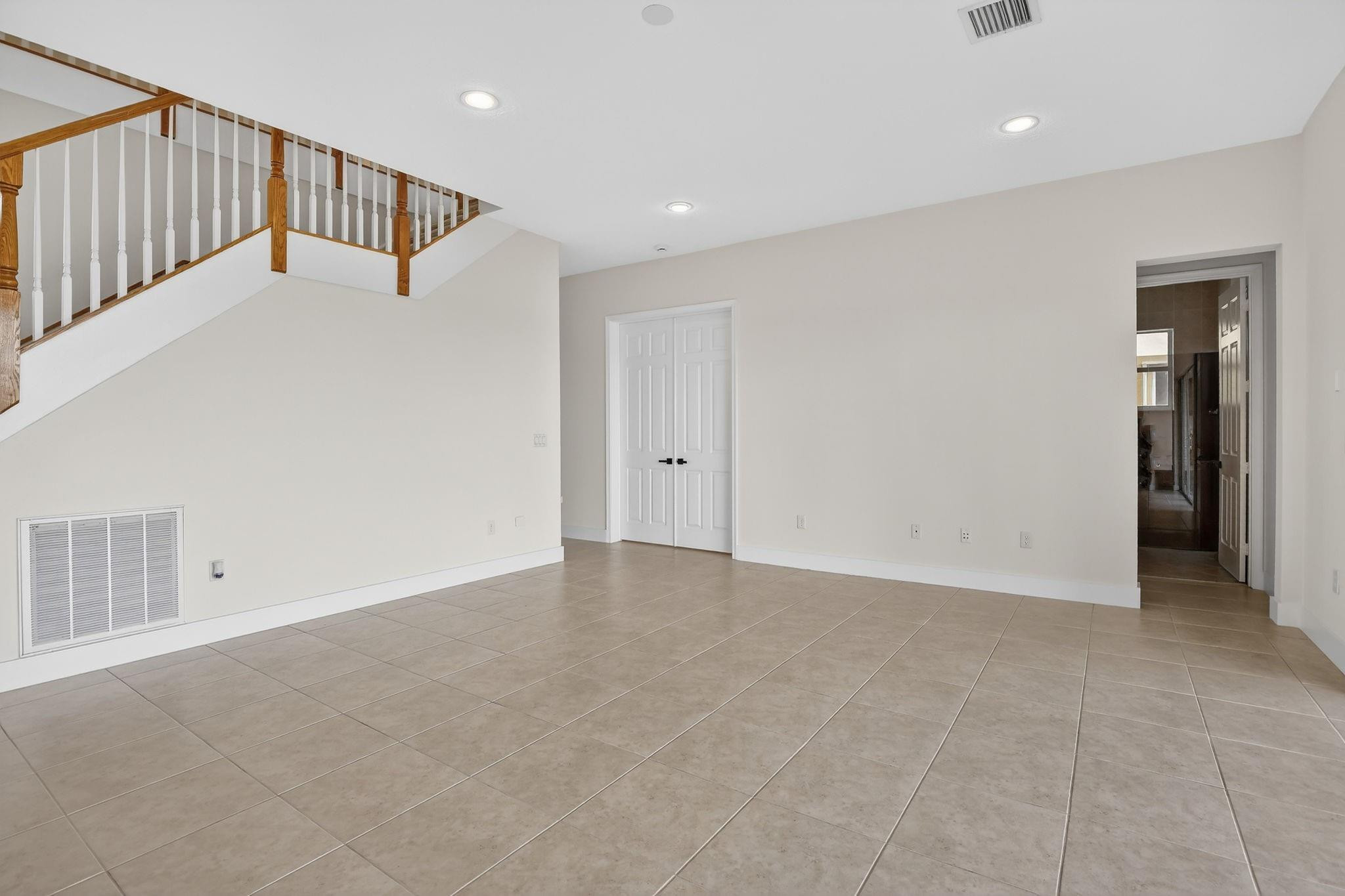 Sessa Eight 168-2 B - Residential