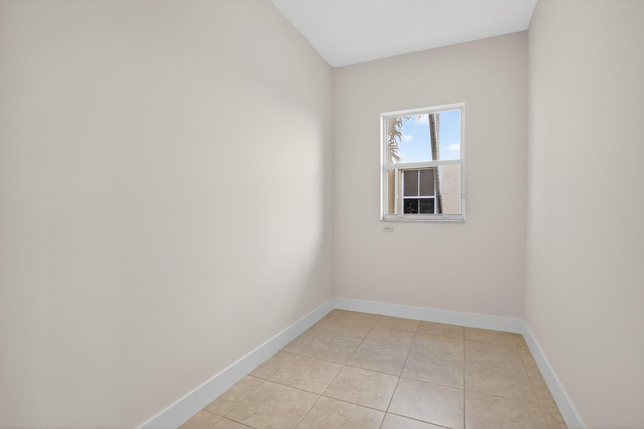 Sessa Eight 168-2 B - Residential