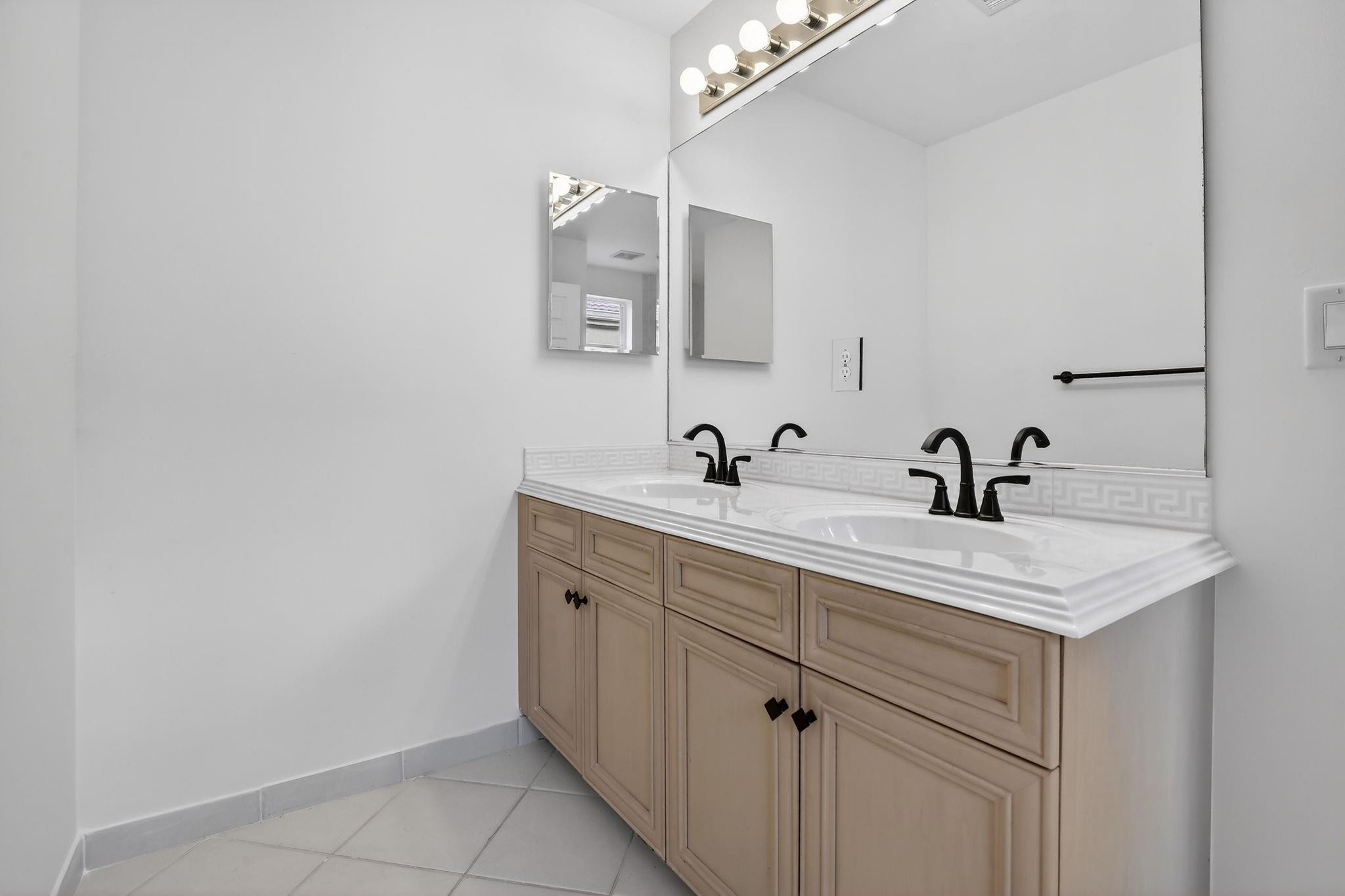 Sessa Eight 168-2 B - Residential