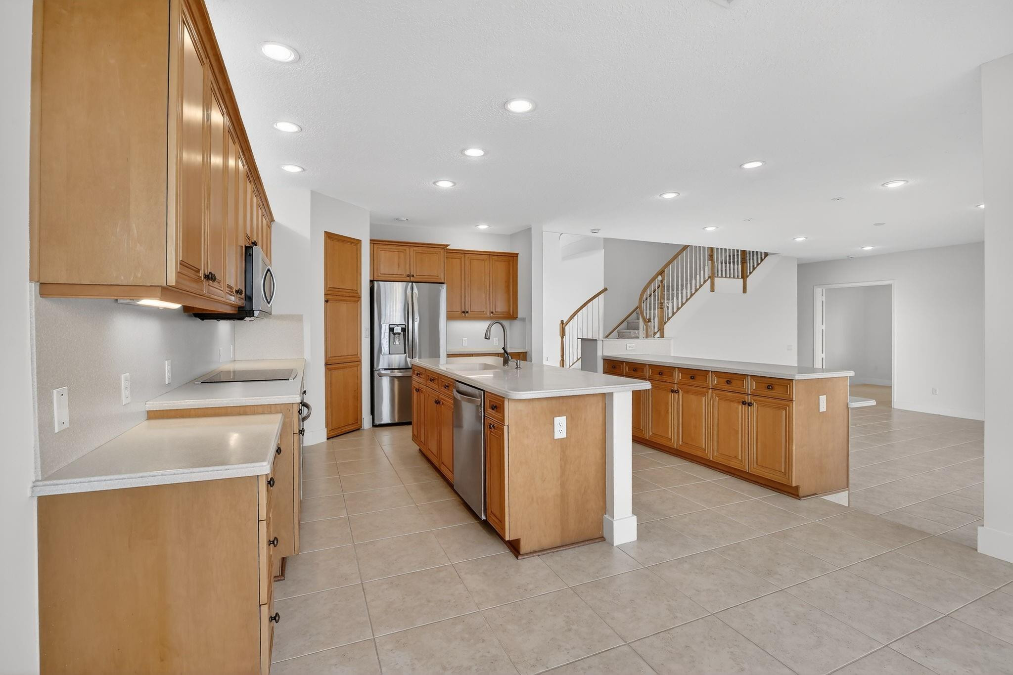 Sessa Eight 168-2 B - Residential