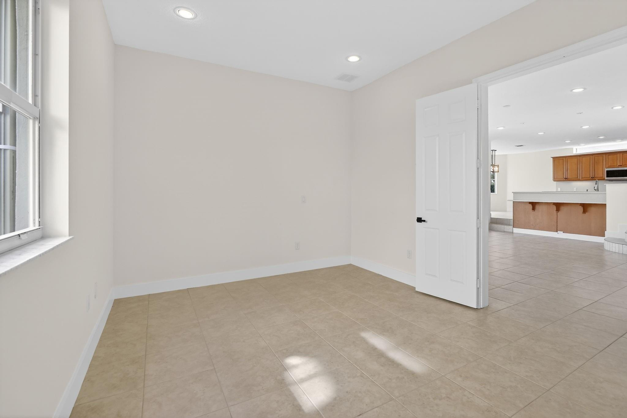 Sessa Eight 168-2 B - Residential