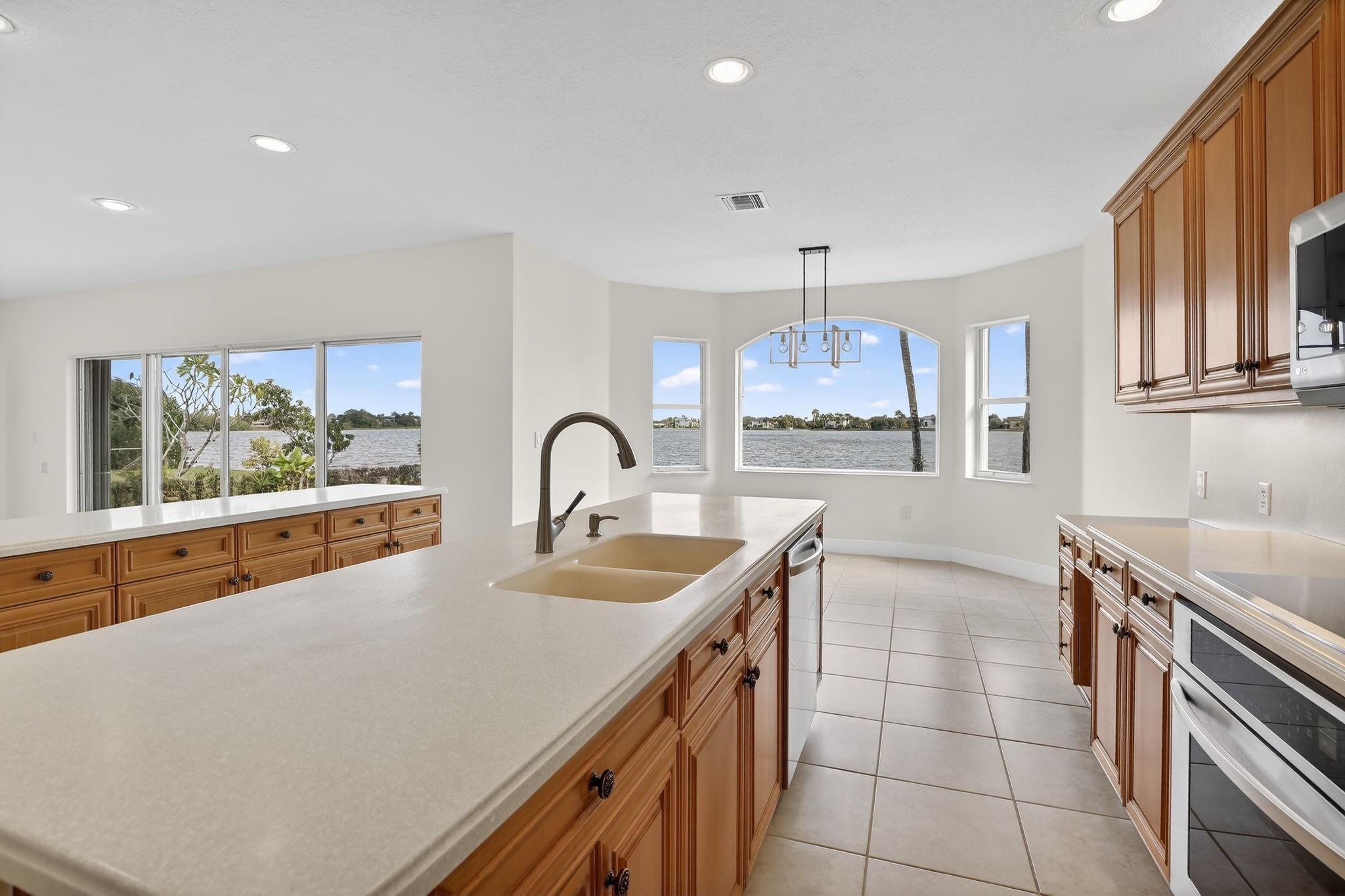 Sessa Eight 168-2 B - Residential