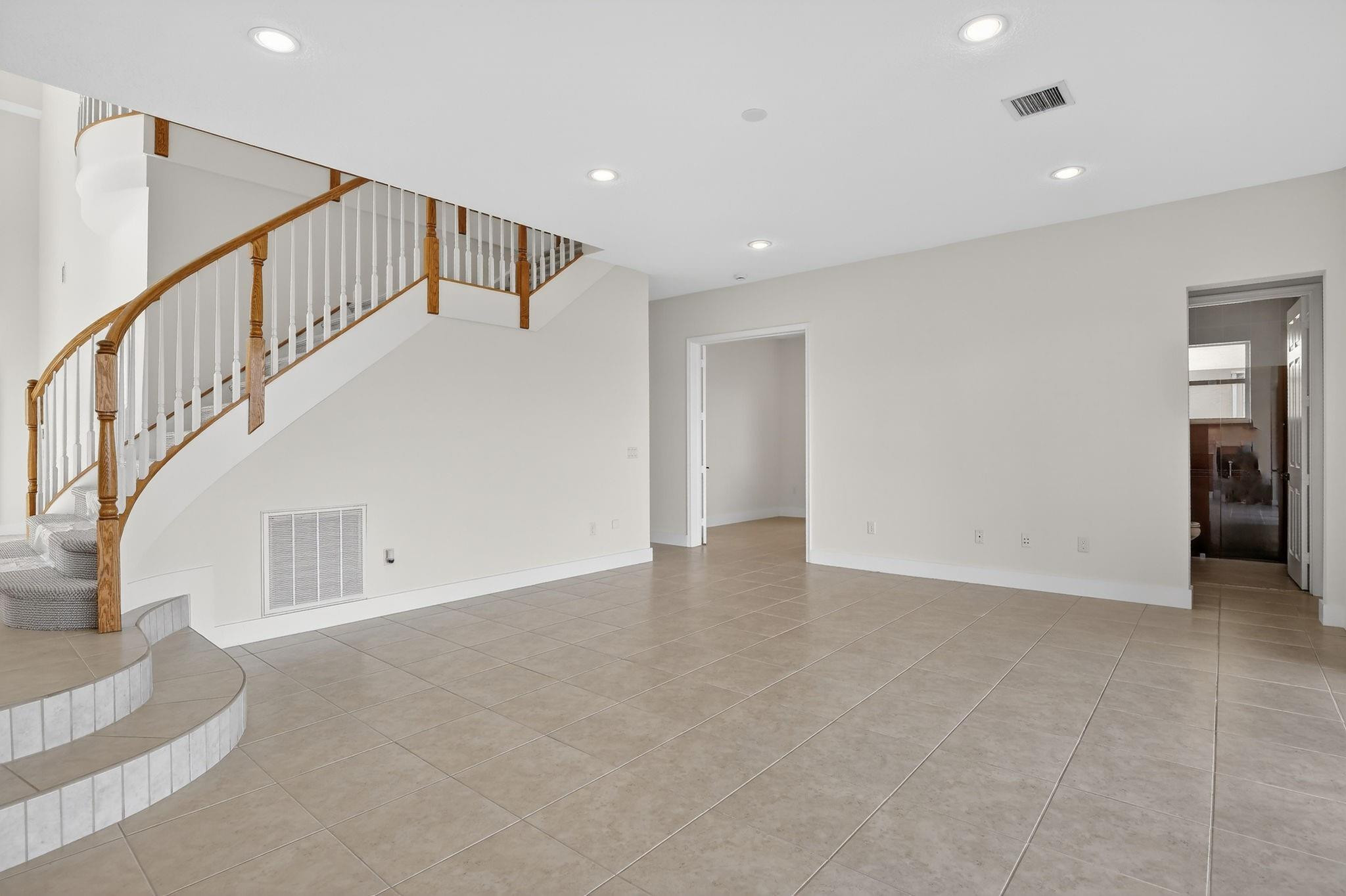 Sessa Eight 168-2 B - Residential