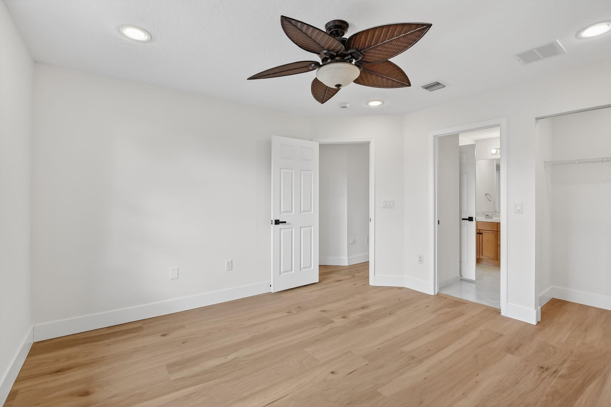 Sessa Eight 168-2 B - Residential